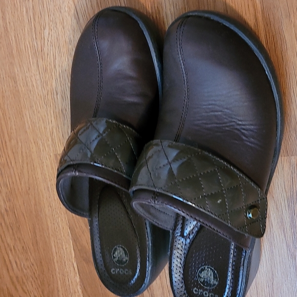 Crocs Cobbler leather/patent leather quilt strap brown heeled clogs, size 9. - Picture 2 of 10